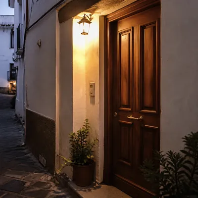 Puerta de vivienda cerrada al anochecer en Valladolid, situación de apertura de cerraduras